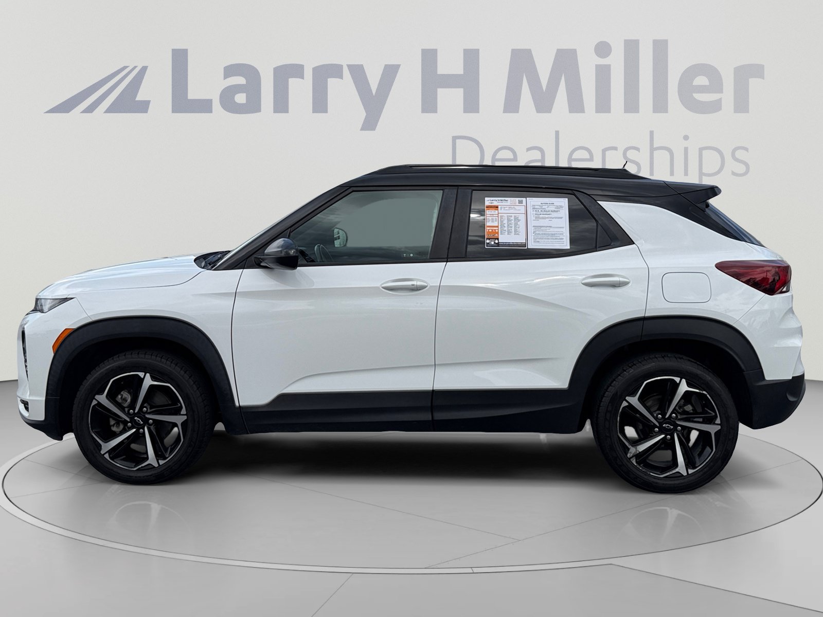 Used 2021 Chevrolet TrailBlazer RS w/ Sun and Liftgate Package AWD/4WD image 2