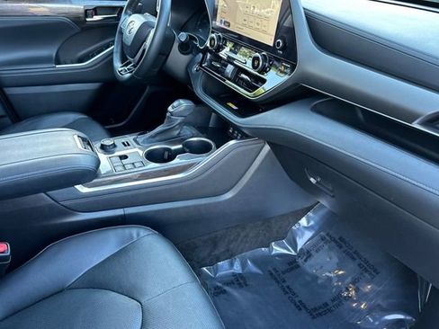 Used 2023 Toyota Highlander Limited image 20