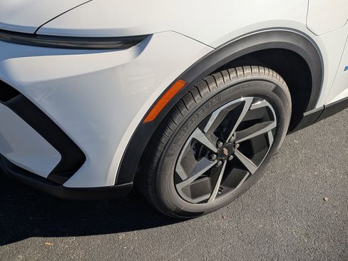 New 2026 Chevrolet Equinox EV LT image 10