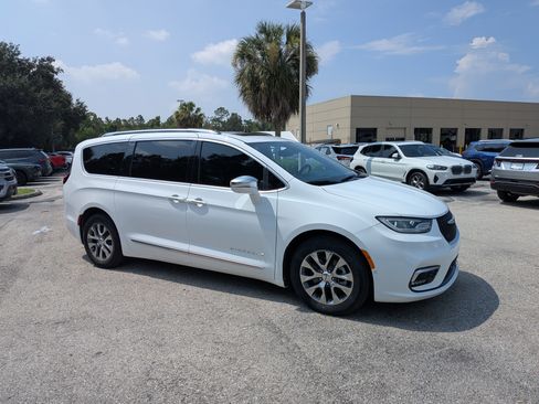 Used 2024 Chrysler Pacifica Pinnacle FWD image 1