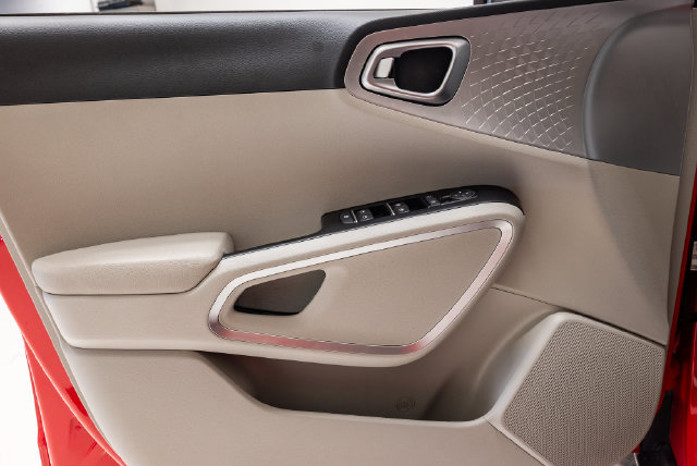 Used 2025 Kia Soul LX w/ LX Technology Package FWD image 8