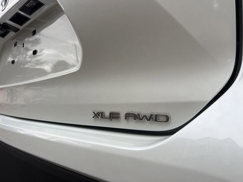 Used 2022 Toyota Highlander XLE image 9