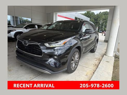 Used 2021 Toyota Highlander Platinum FWD image 1
