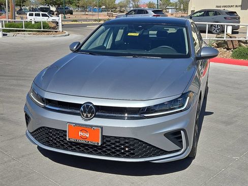 Used 2025 Volkswagen Jetta SE FWD image 5