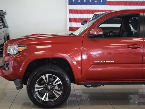 Used 2018 Toyota Tacoma TRD Sport w/ Technology Package image 18