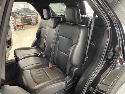 Used 2017 Ford Explorer XLT w/ Equipment Group 202A AWD/4WD image 15