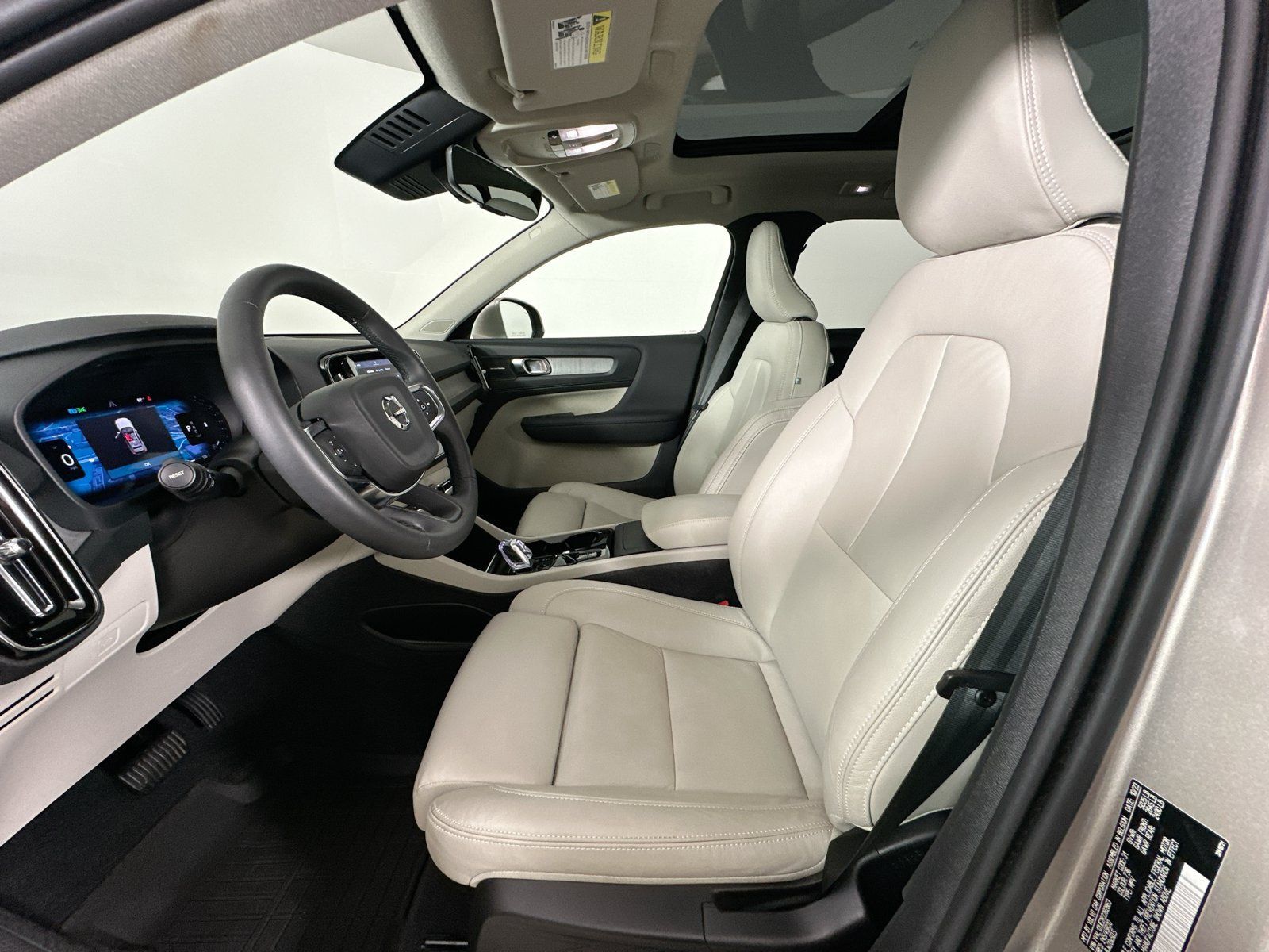 Used 2024 Volvo XC40 B5 Plus w/ Climate Package AWD/4WD image 32