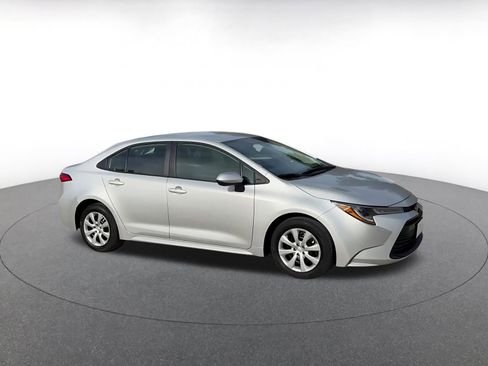Used 2025 Toyota Corolla LE image 2