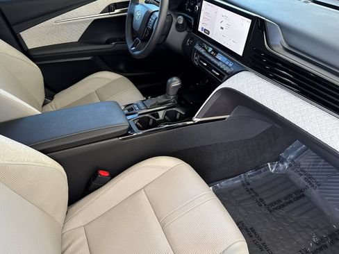 Used 2025 Toyota Camry XLE FWD image 18