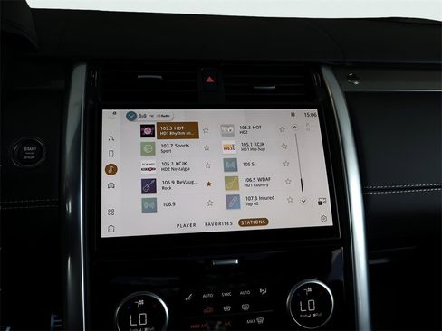 Used 2025 Land Rover Discovery Metropolitan Edition image 47