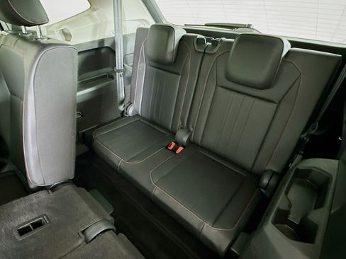 Used 2024 Volkswagen Tiguan SE image 27