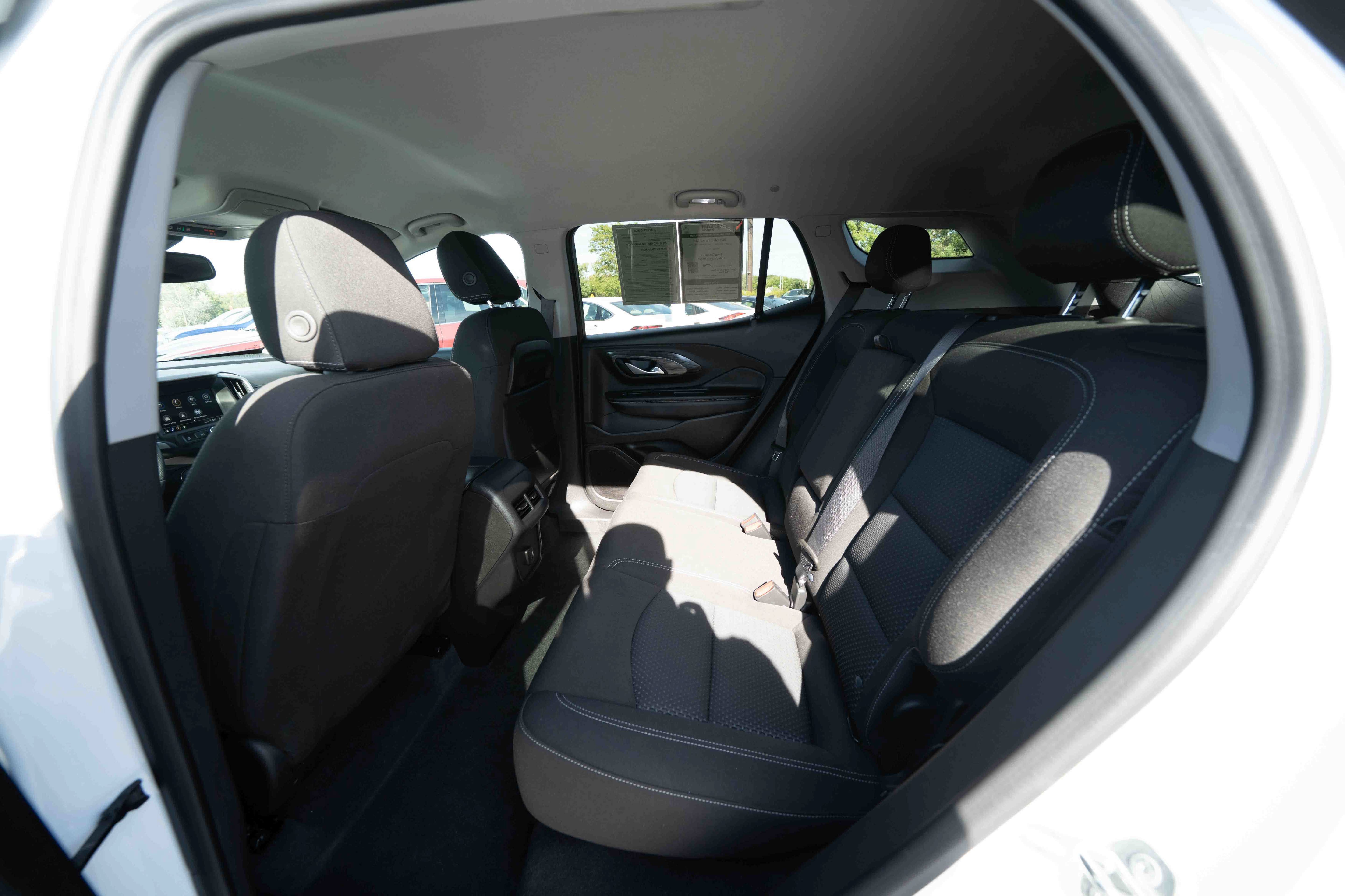 Used 2024 GMC Terrain SLE w/ Driver Convenience Package FWD image 23