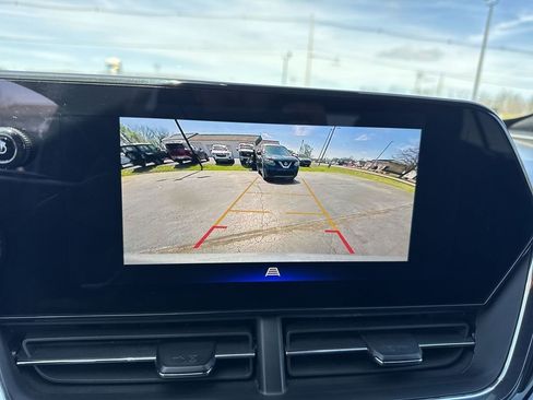 Used 2025 Chevrolet Trax RS w/ Sunroof Package FWD image 17