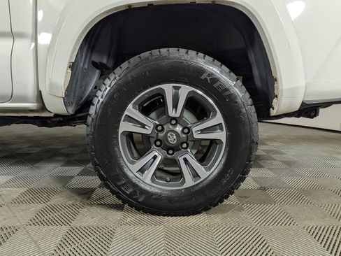 Used 2017 Toyota Tacoma TRD Sport w/ Tow Package (A/T) image 14