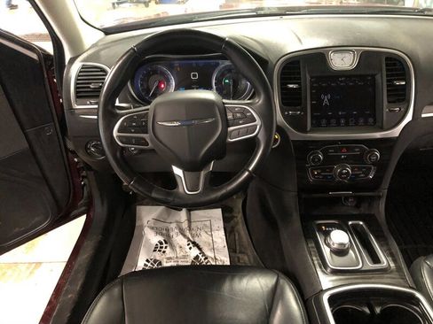 Used 2017 Chrysler 300 Limited image 8