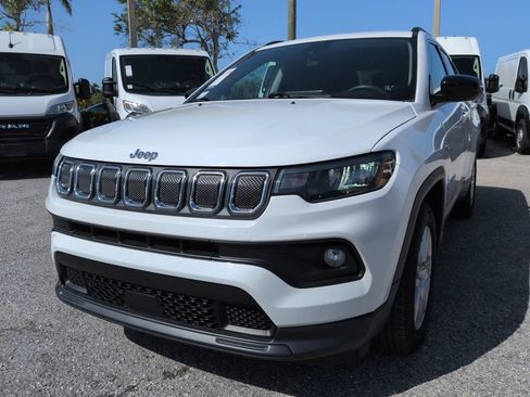 Used 2022 Jeep Compass Latitude FWD image 9
