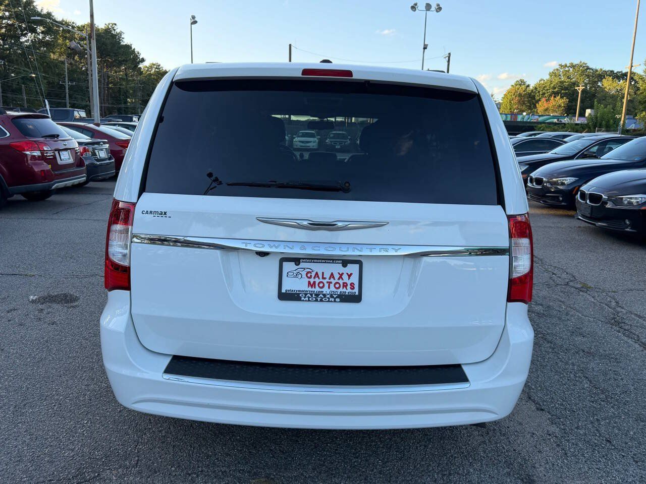 Used 2016 Chrysler Town & Country Touring FWD image 3