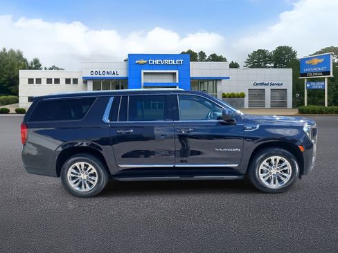 Used 2023 GMC Yukon XL SLT image 3