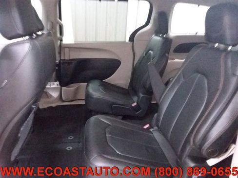 Used 2020 Chrysler Pacifica Touring-L image 12