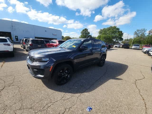 Used 2023 Jeep Grand Cherokee Altitude AWD/4WD image 23