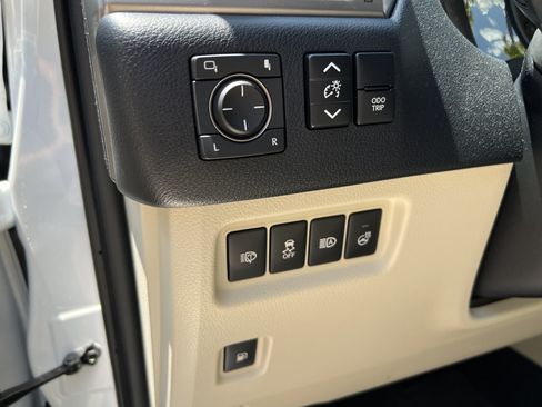 Used 2023 Lexus GX 460 Premium w/ Accessory Package AWD/4WD image 39