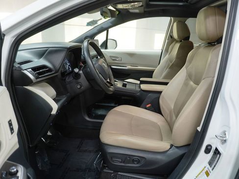 Used 2021 Toyota Sienna Limited image 16