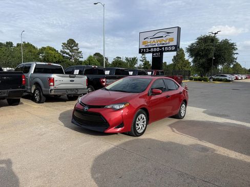 Used 2017 Toyota Corolla XLE FWD image 3