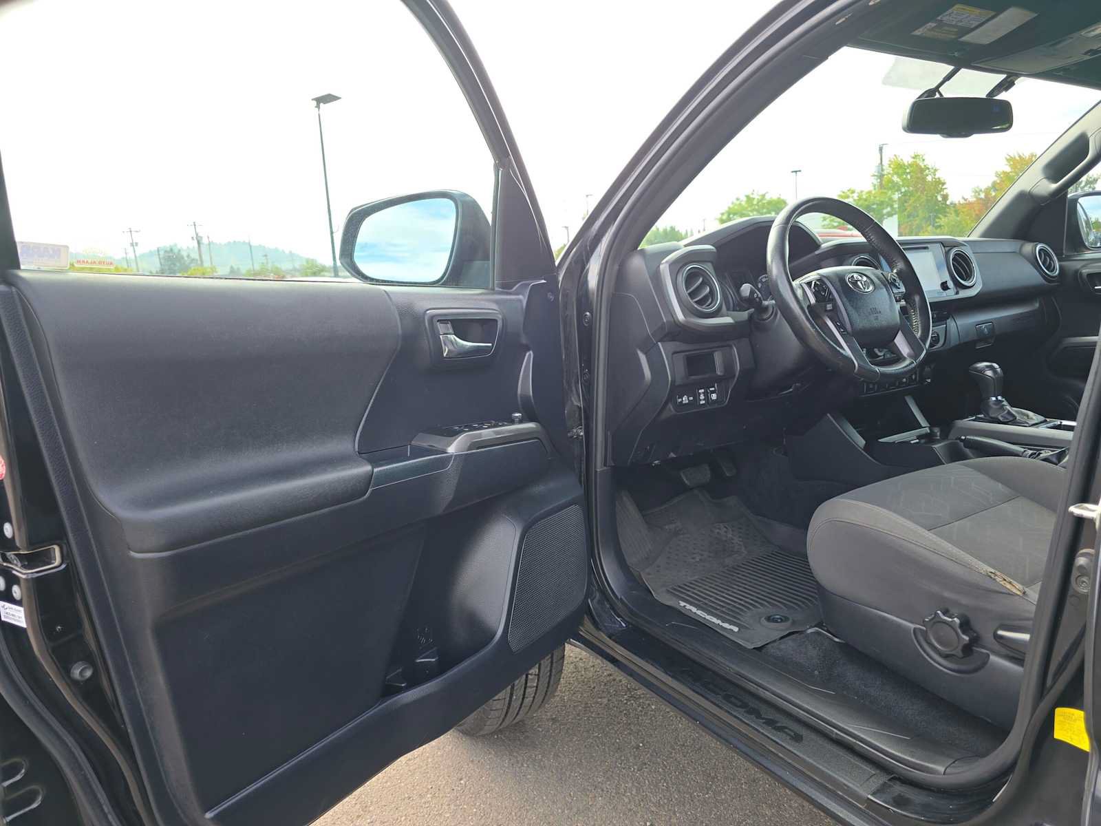 Used 2017 Toyota Tacoma TRD Sport w/ Premium & Technology Package AWD/4WD image 23
