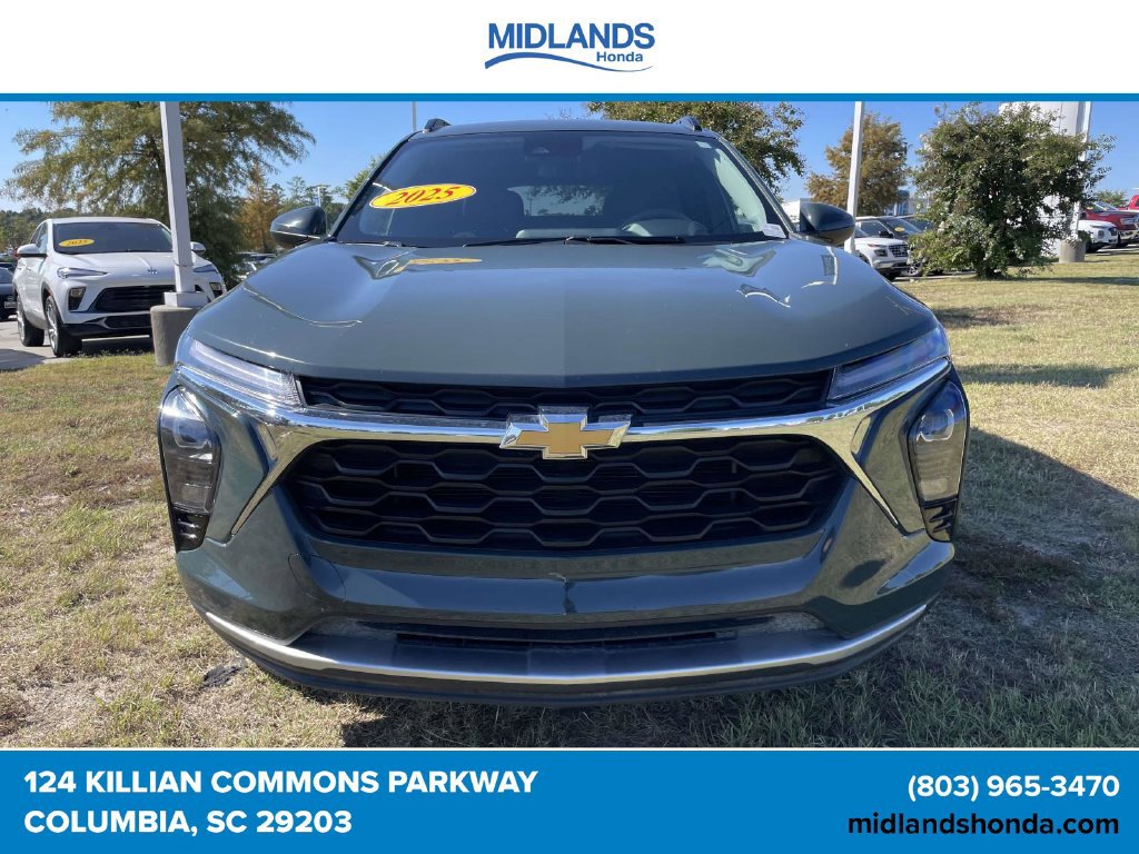 Used 2025 Chevrolet Trax LT FWD image 3
