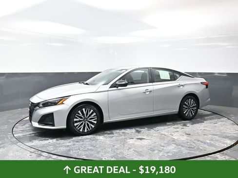 Used 2024 Nissan Altima 2.5 SV image 11