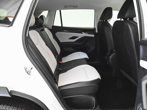 Used 2025 Volkswagen Tiguan SE AWD/4WD image 33