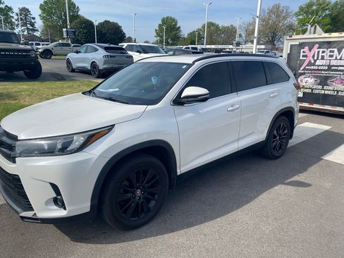 Used 2019 Toyota Highlander SE image 1