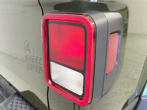 Used 2022 Jeep Gladiator Sport AWD/4WD image 16