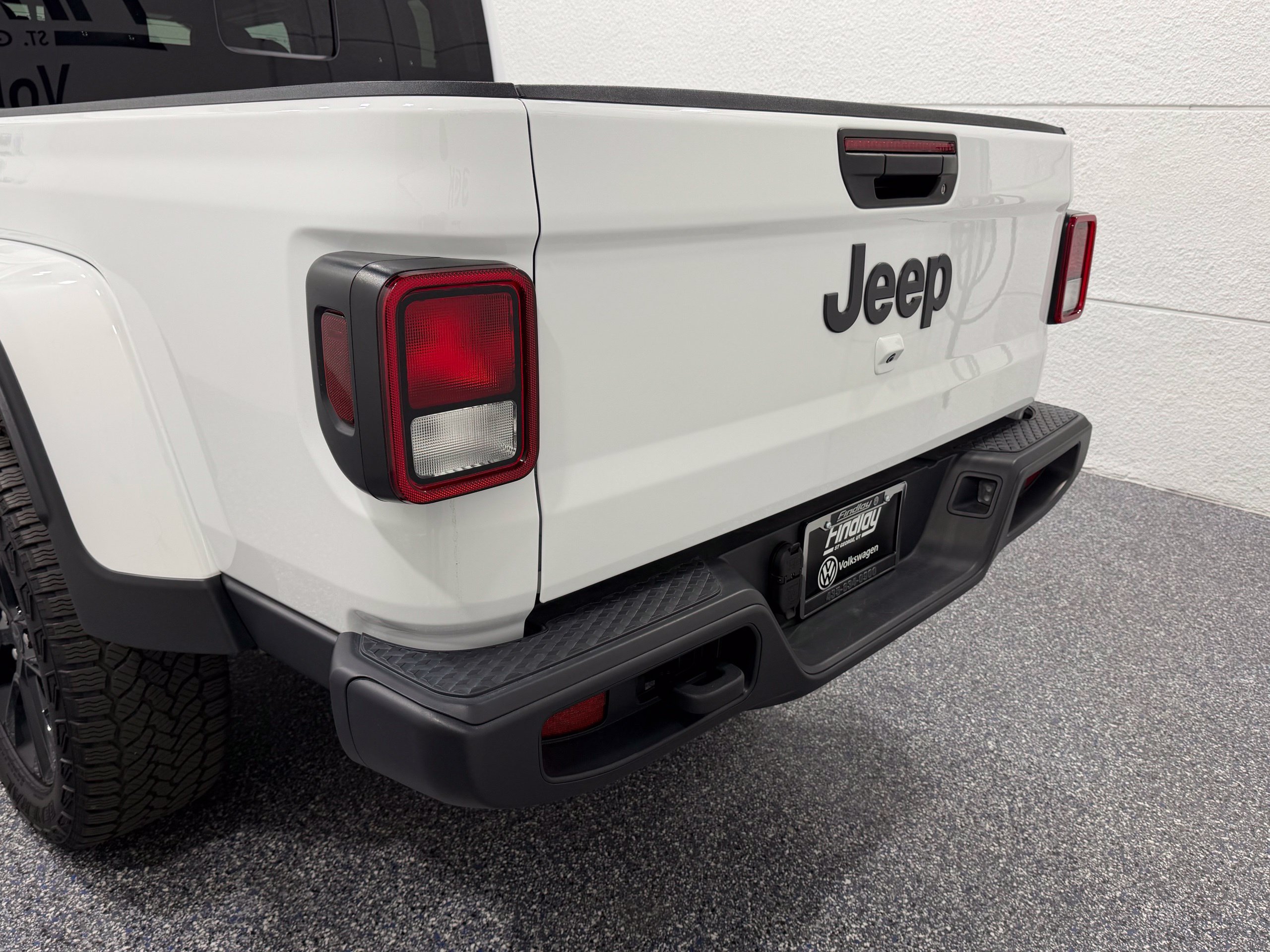 Used 2025 Jeep Gladiator Sport AWD/4WD image 5