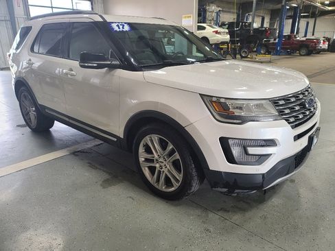Used 2017 Ford Explorer XLT w/ Equipment Group 202A FWD image 4