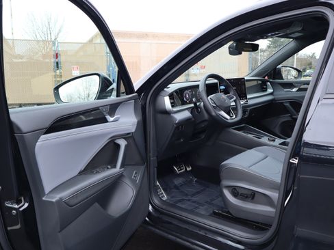 Certified 2025 Volkswagen Tiguan SE R-Line image 12