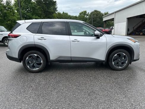 Used 2024 Nissan Rogue SV AWD/4WD image 6