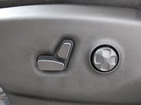 Used 2023 Chrysler Pacifica Limited FWD image 47