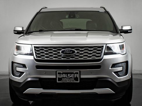 Used 2017 Ford Explorer Platinum image 2