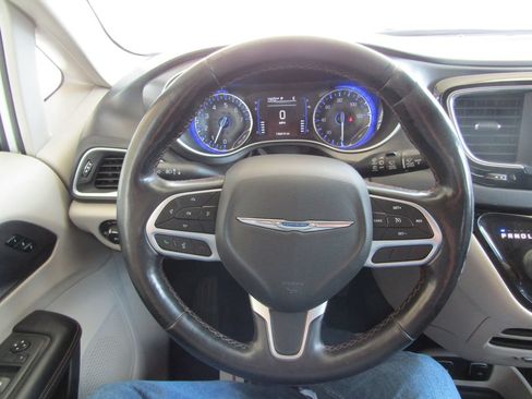 Used 2020 Chrysler Pacifica Touring-L FWD image 26