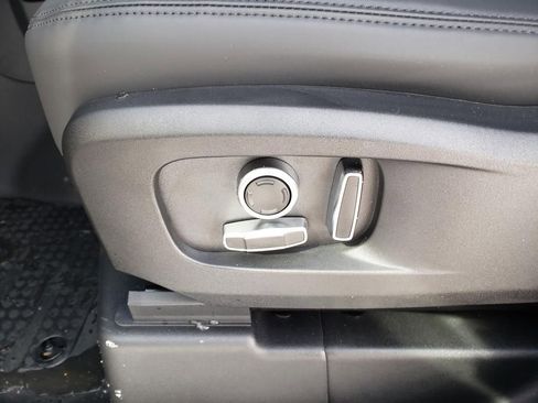 New 2026 Land Rover Defender 130 X-Dynamic SE image 19