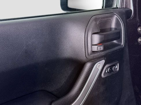 Used 2018 Jeep Wrangler Sahara w/ Connectivity Group AWD/4WD image 17
