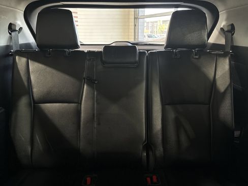 Used 2022 Toyota Highlander XLE AWD/4WD image 25