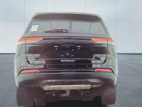 Used 2023 Jeep Grand Cherokee Altitude AWD/4WD image 10