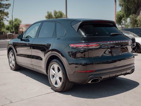 Used 2023 Porsche Cayenne AWD/4WD image 6