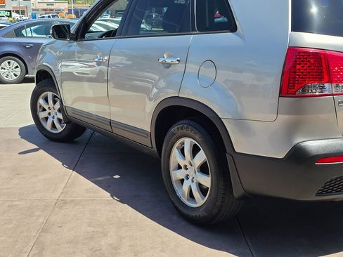 Used 2013 Kia Sorento LX w/ Third Row Pkg image 11