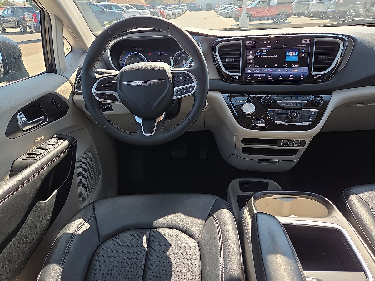 Used 2024 Chrysler Pacifica Touring-L FWD image 19