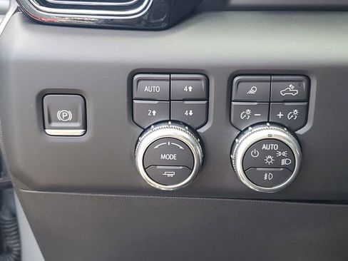 Used 2025 GMC Sierra 1500 AT4 w/ Technology Package AWD/4WD image 20