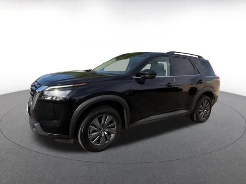 Used 2025 Nissan Pathfinder SV FWD image 8