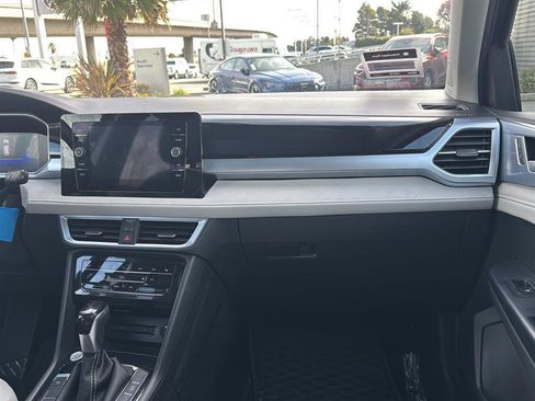 Used 2025 Volkswagen Taos SE w/ Panoramic Sunroof Package image 11